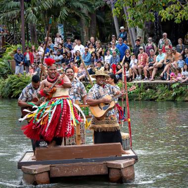 La hula girl hawaiienne, de la danse traditionnelle à l'icône touristique -  Windsurf Journal - 27/05/2023