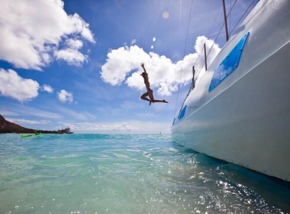 Diving off a boat in Oʻahu