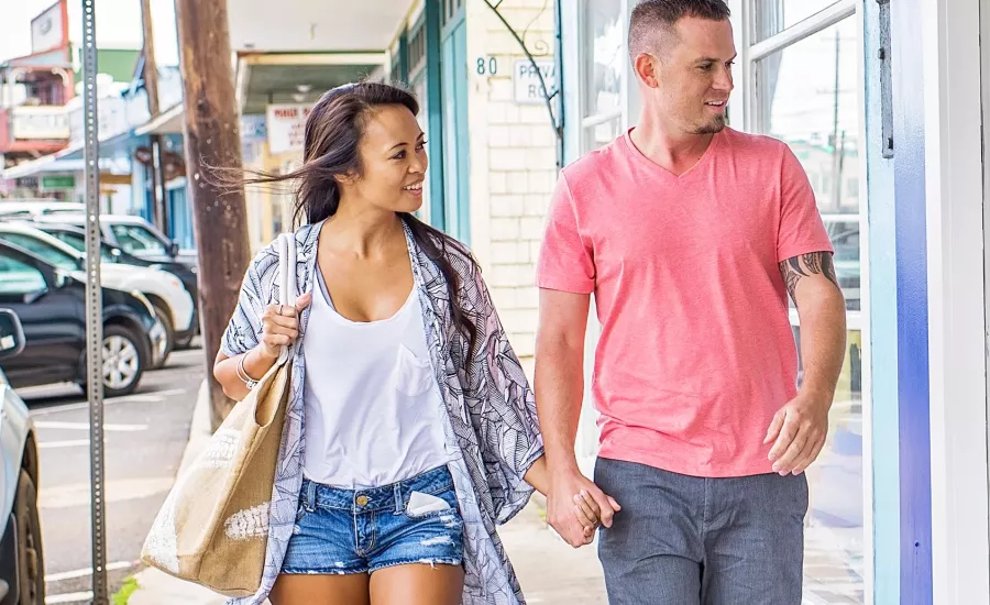 Shoppers on Makawao 